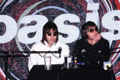 Oasis anuncia nueva gira, poniendo fin a 15 años de guerra fraternal