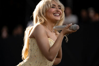 Sabrina Carpenter cautiva con sonidos retro y letras mordaces